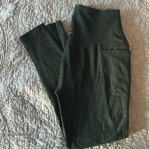 Beyond Yoga hunter green medium leggings